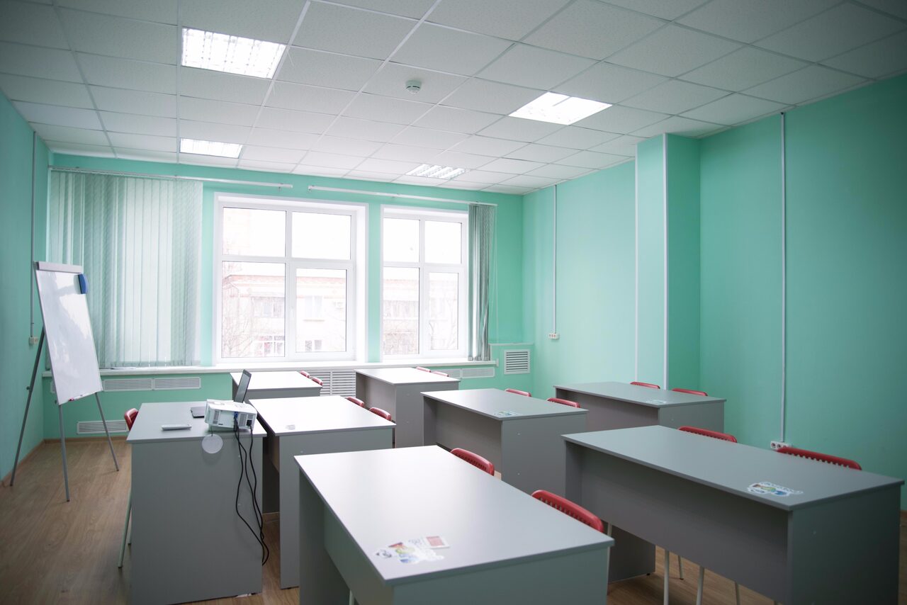 Арендовать Светлый кабинет с партами