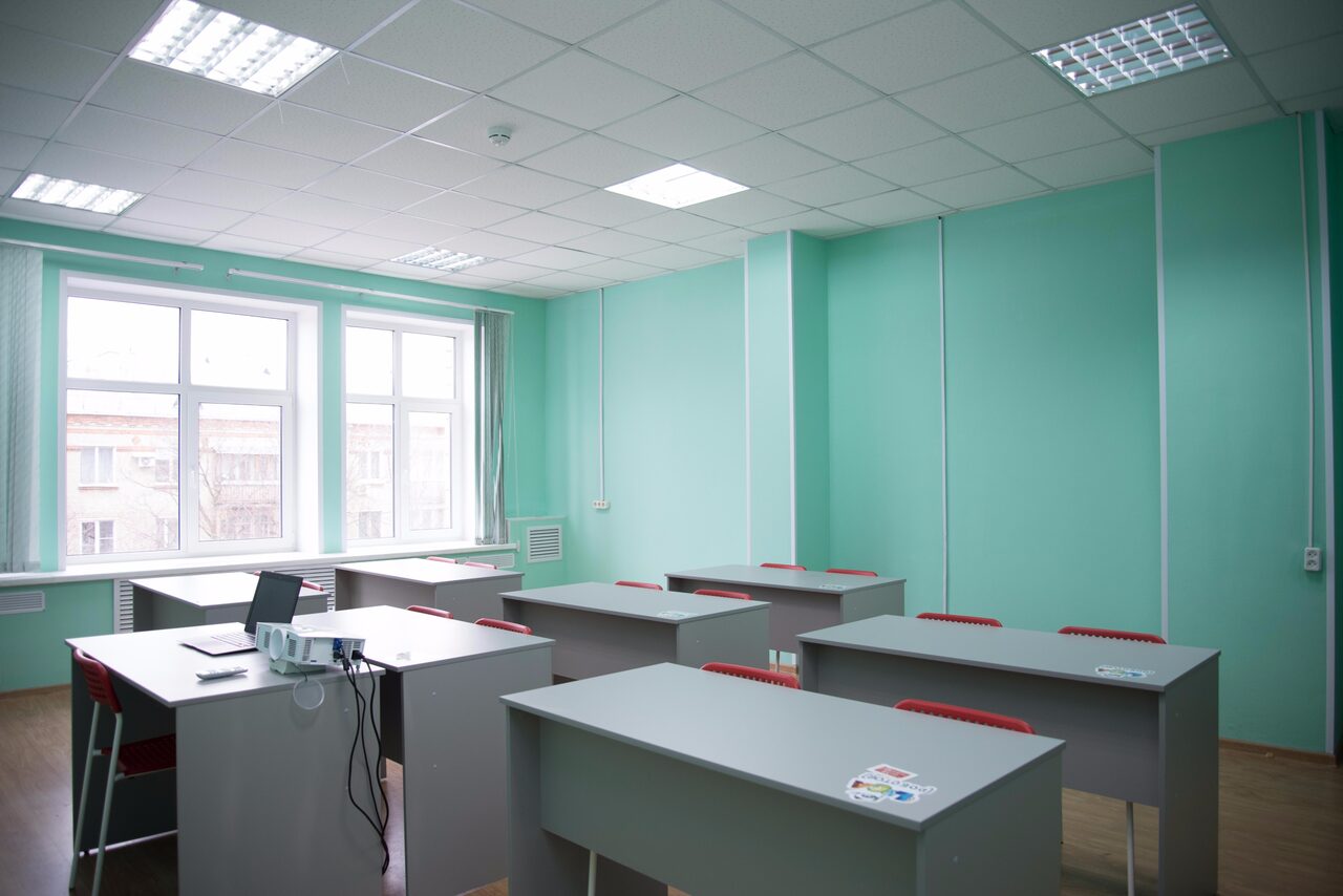 Арендовать Светлый кабинет с партами