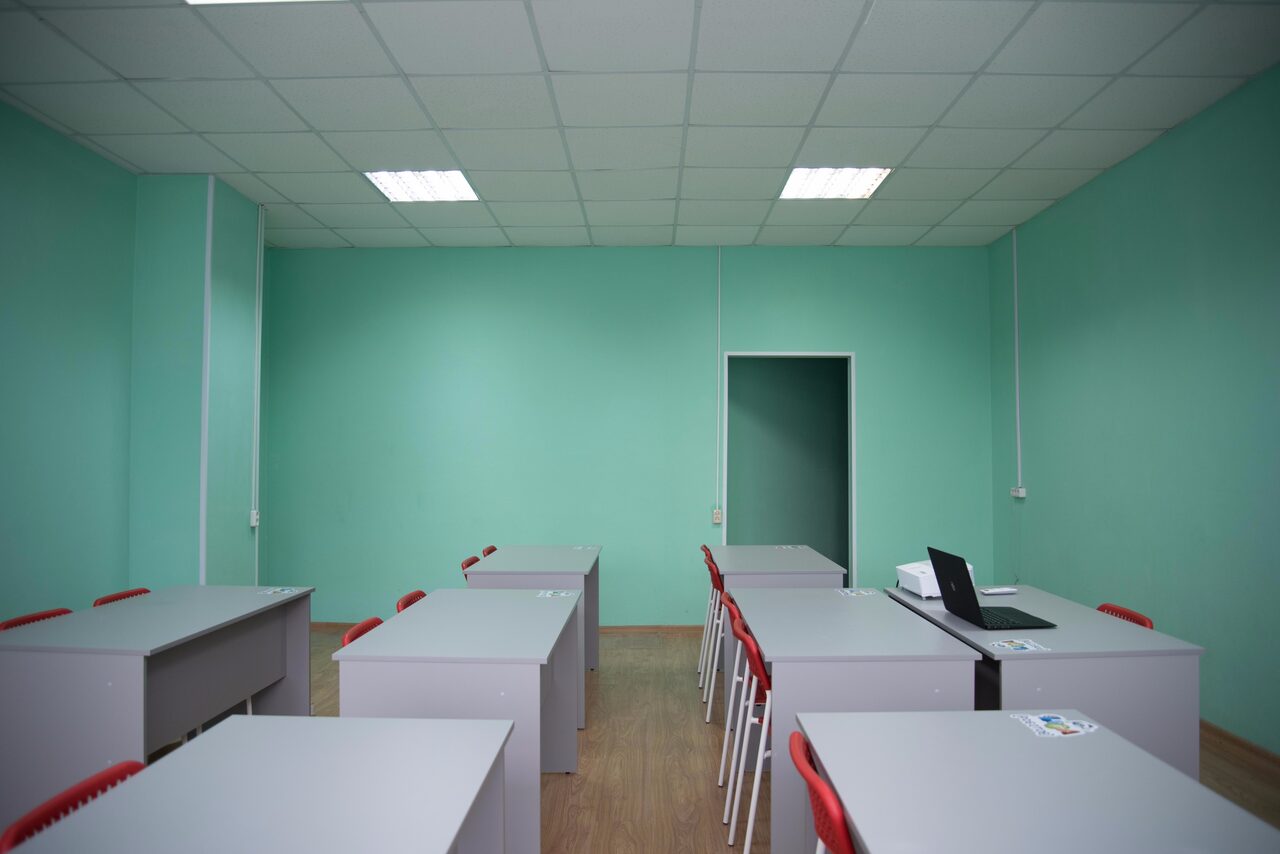 Арендовать Светлый кабинет с партами