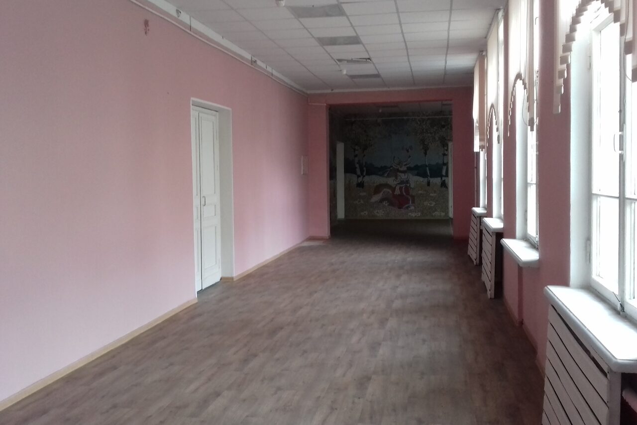 Арендовать АНО "ММКС" Аудитория с партами в центре