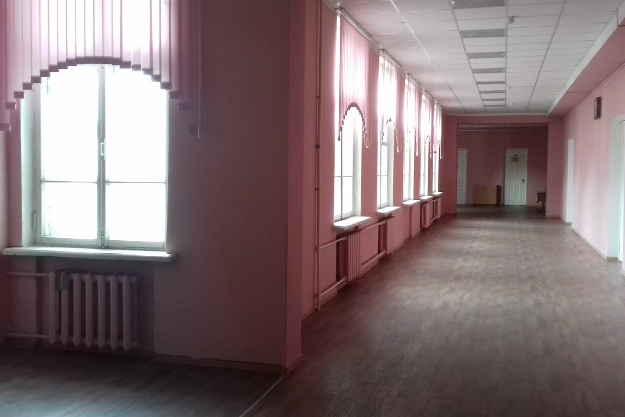 Арендовать АНО "ММКС" Аудитория с партами в центре