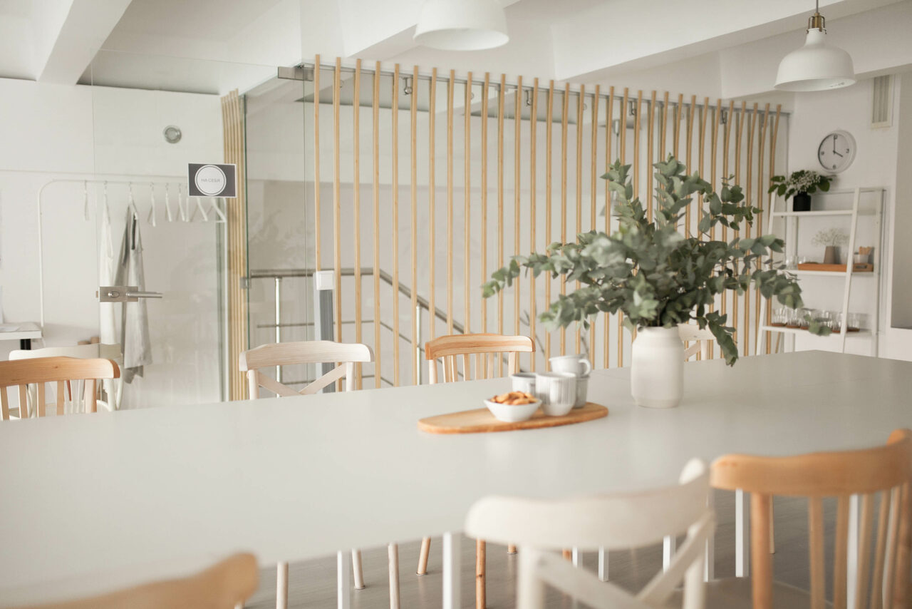 Арендовать Натура Место. Белый зал в лофтовой студии