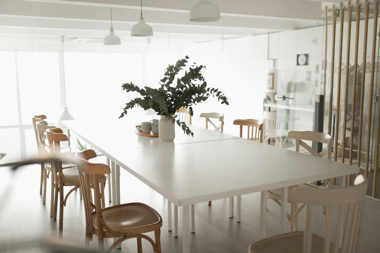 Арендовать Натура Место. Белый зал в лофтовой студии