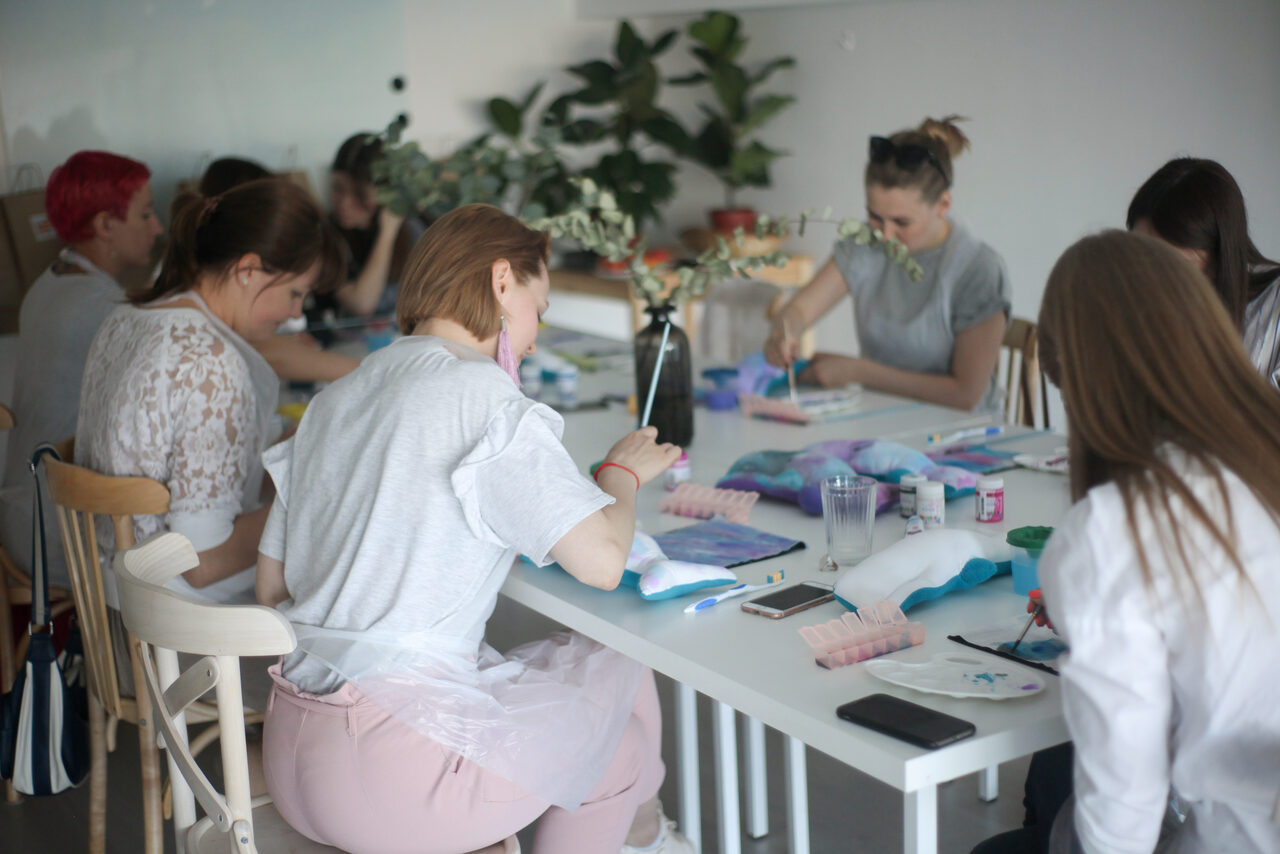 Арендовать Натура Место. Белый зал в лофтовой студии