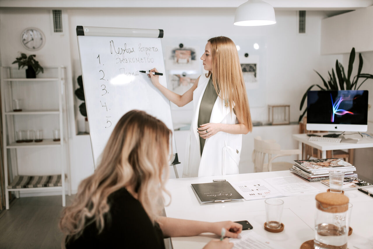 Арендовать Натура Место. Белый зал в лофтовой студии