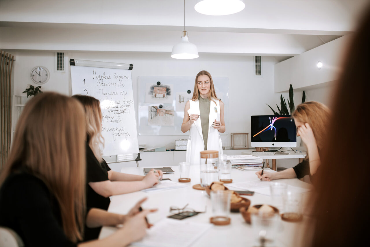 Арендовать Натура Место. Белый зал в лофтовой студии