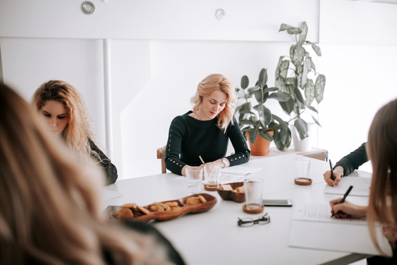 Арендовать Натура Место. Белый зал в лофтовой студии