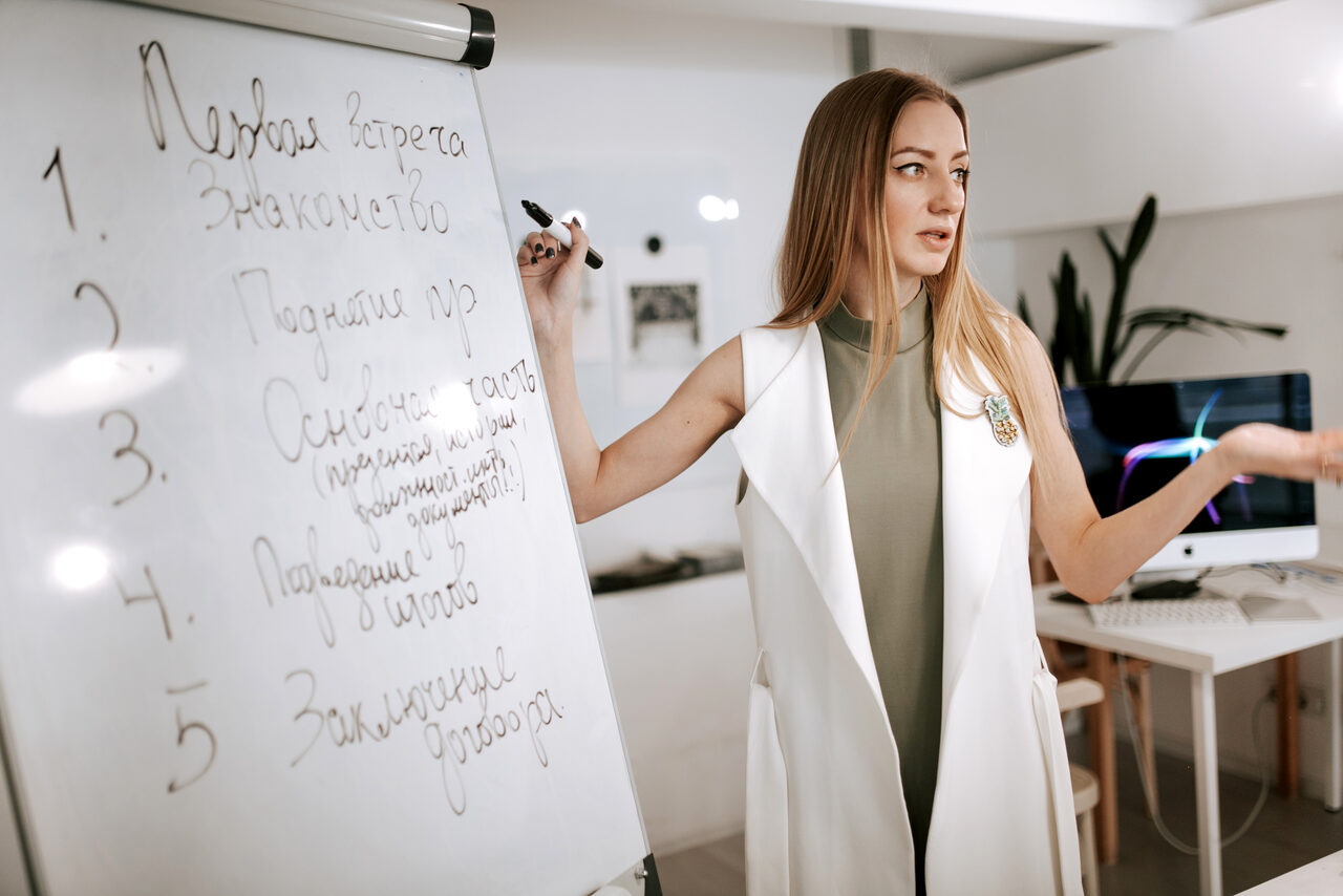 Арендовать Натура Место. Белый зал в лофтовой студии