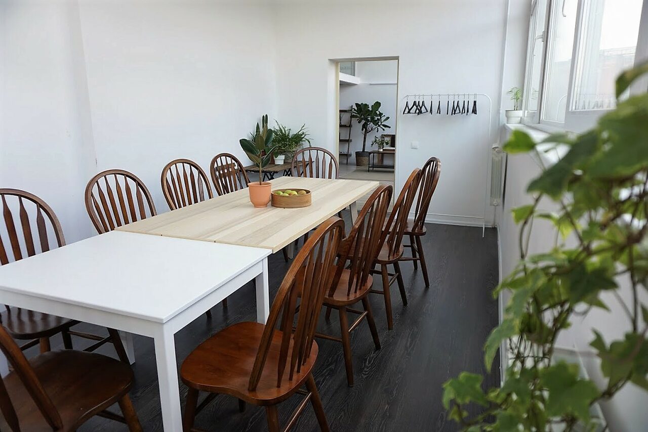 Арендовать Натура Место Лофт с деревянным столом