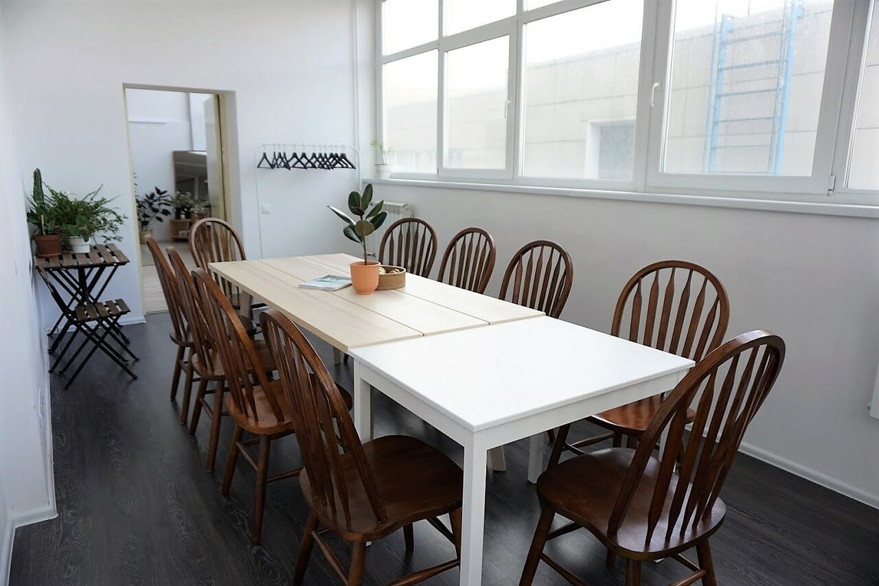 Арендовать Натура Место Лофт с деревянным столом