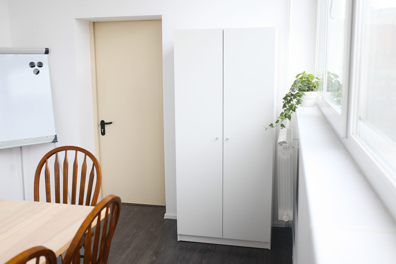 Арендовать Натура Место Лофт с деревянным столом