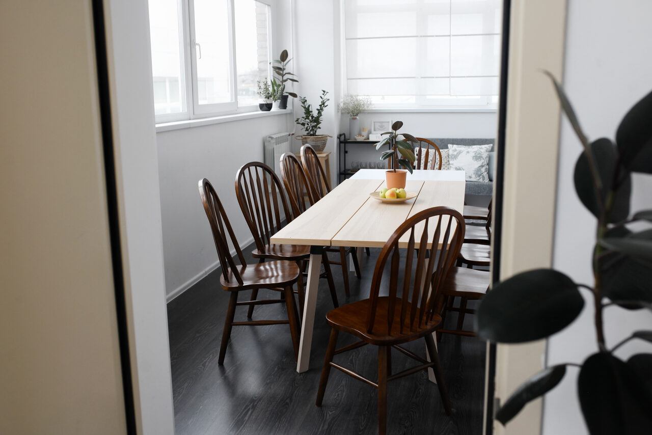 Арендовать Натура Место Лофт с деревянным столом