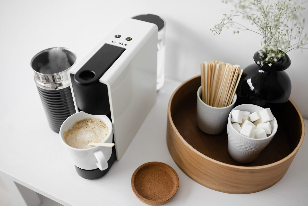 Арендовать Натура Место Лофт с деревянным столом