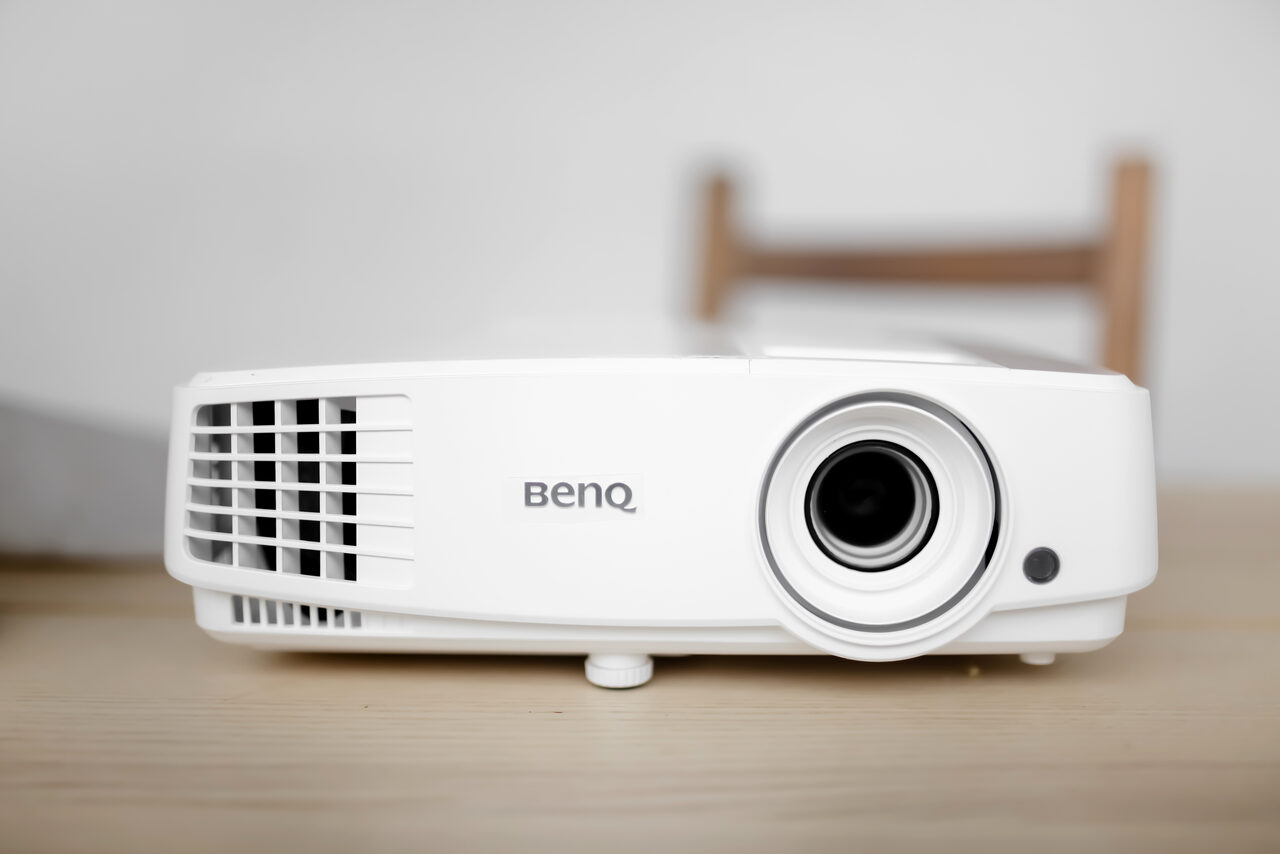 Арендовать Натура Место Лофт с деревянным столом