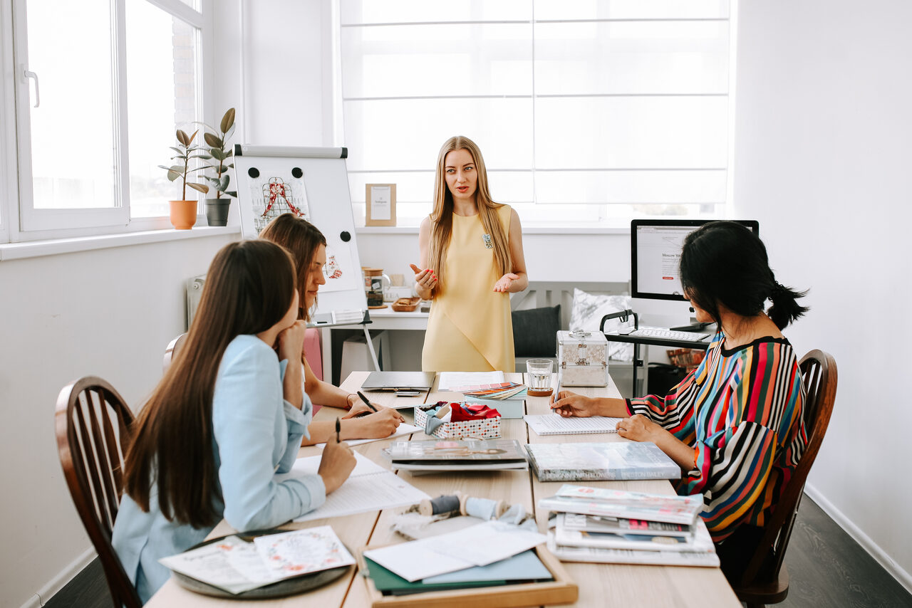 Арендовать Натура Место Лофт с деревянным столом