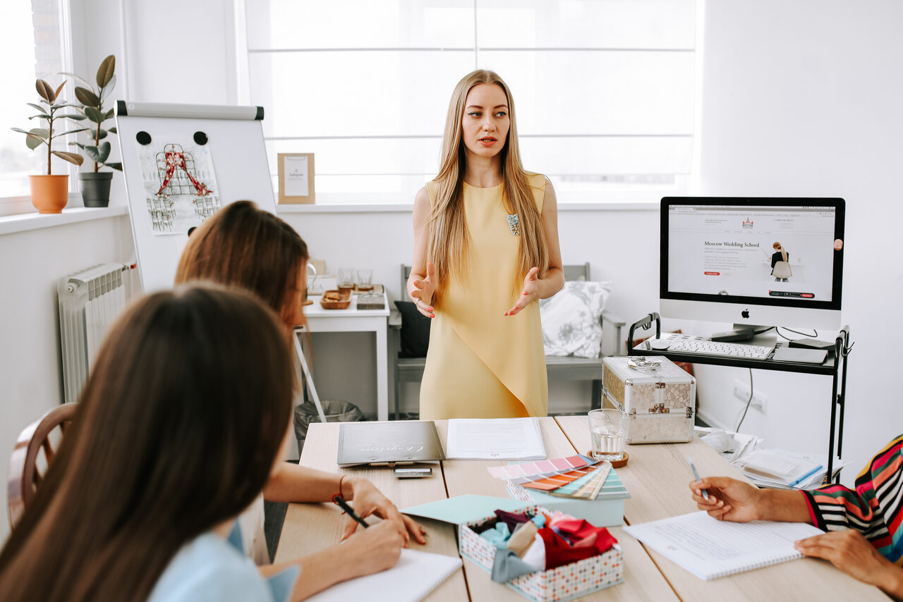 Арендовать Натура Место Лофт с деревянным столом