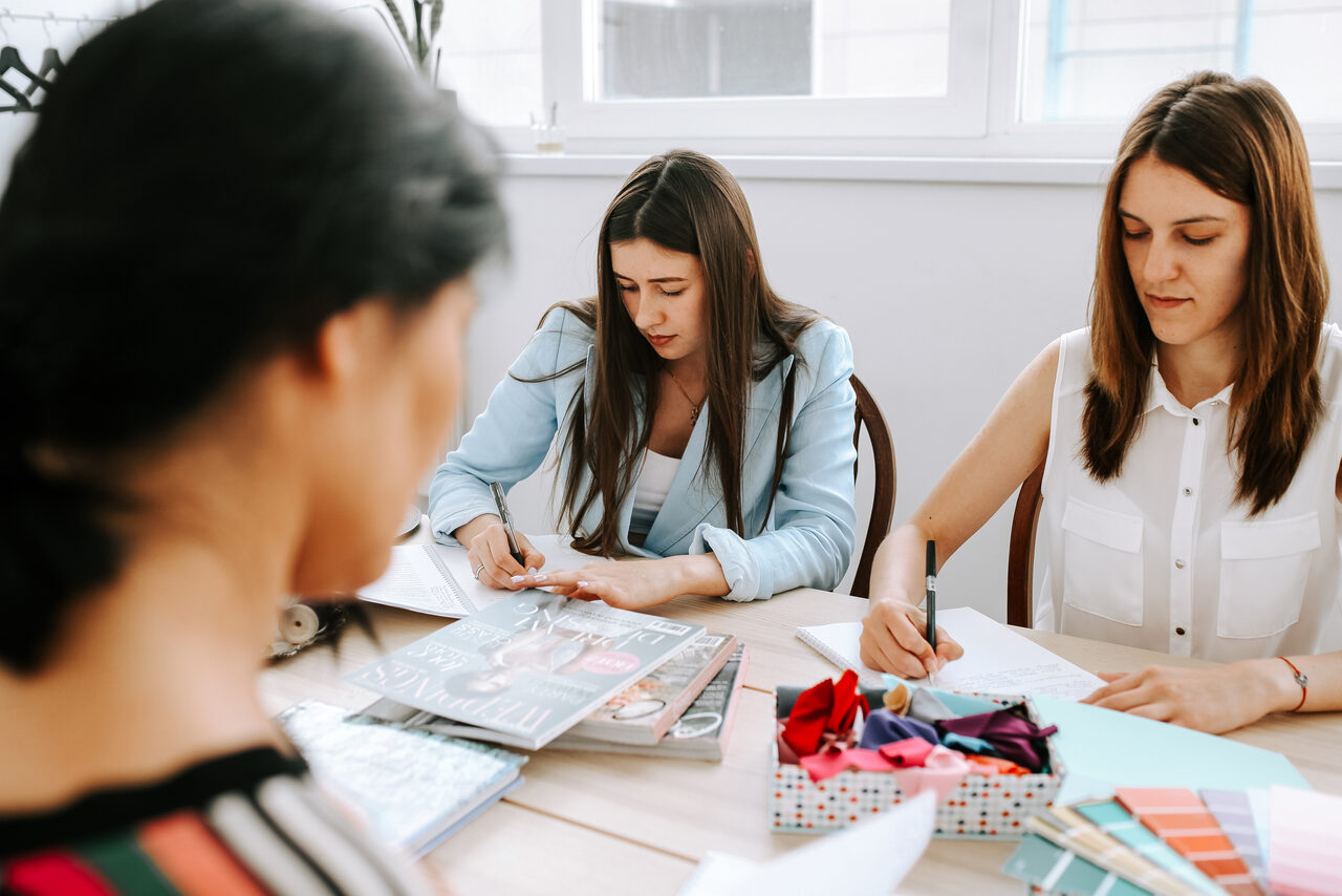 Арендовать Натура Место Лофт с деревянным столом