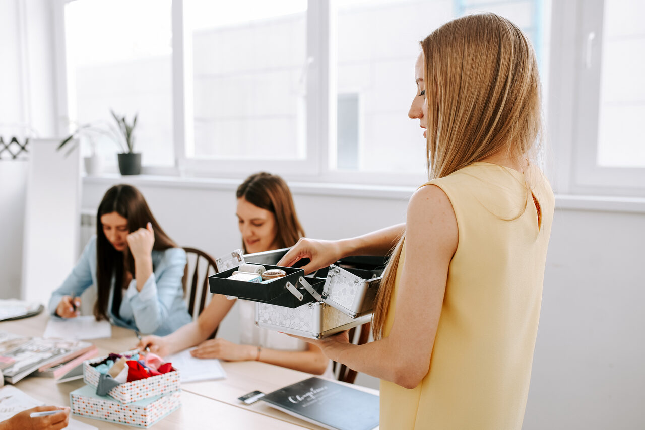 Арендовать Натура Место Лофт с деревянным столом