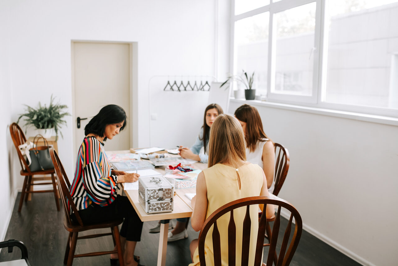 Арендовать Натура Место Лофт с деревянным столом