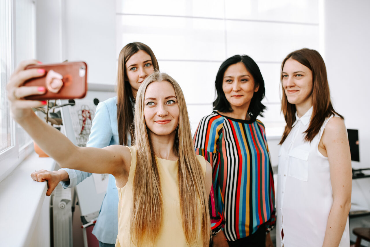 Арендовать Натура Место Лофт с деревянным столом