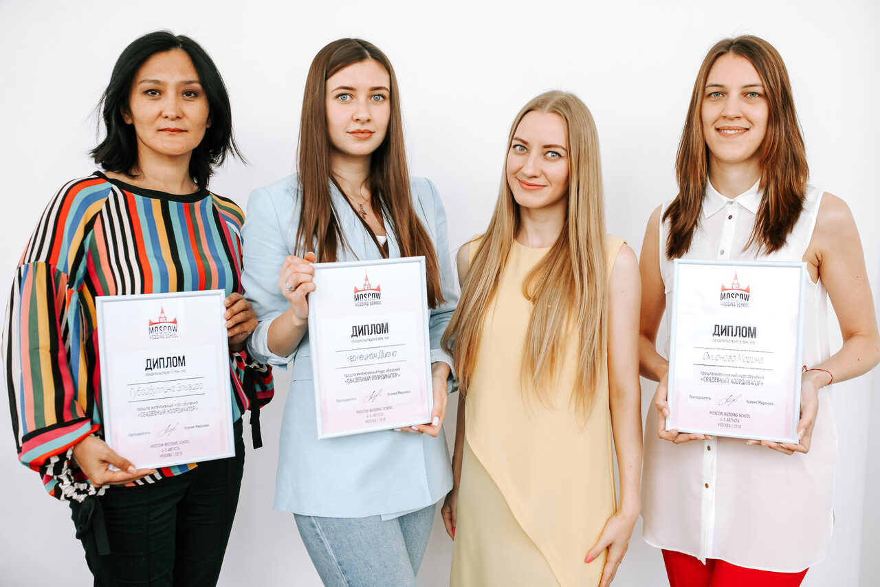 Арендовать Натура Место Лофт с деревянным столом