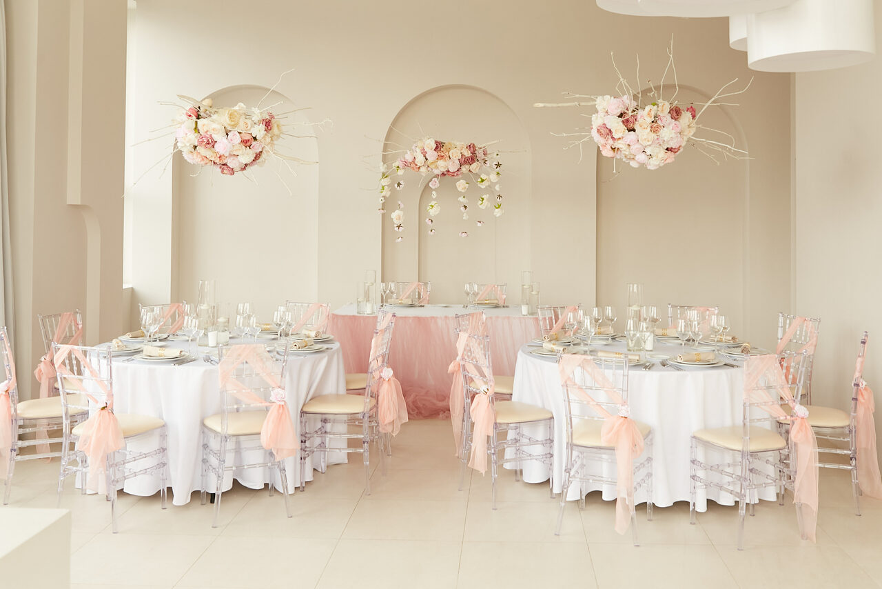 Арендовать Роскошный панорамный лофт . Длинный высокий стол с накрытой едой для фуршета