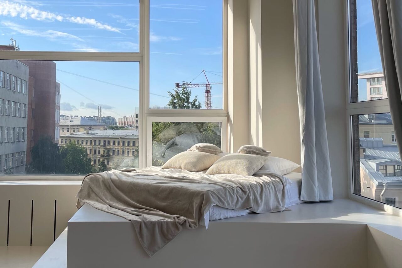 Арендовать Роскошный панорамный лофт . Небольшие журнальные столики. Дизайнерские стулья