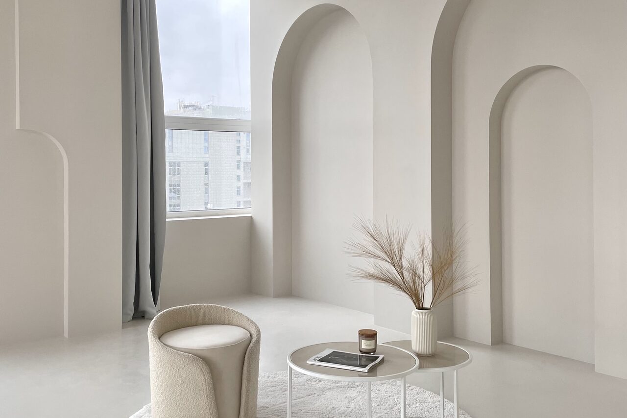 Арендовать Роскошный панорамный лофт . Небольшие журнальные столики. Дизайнерские стулья. Диван. Зеркало