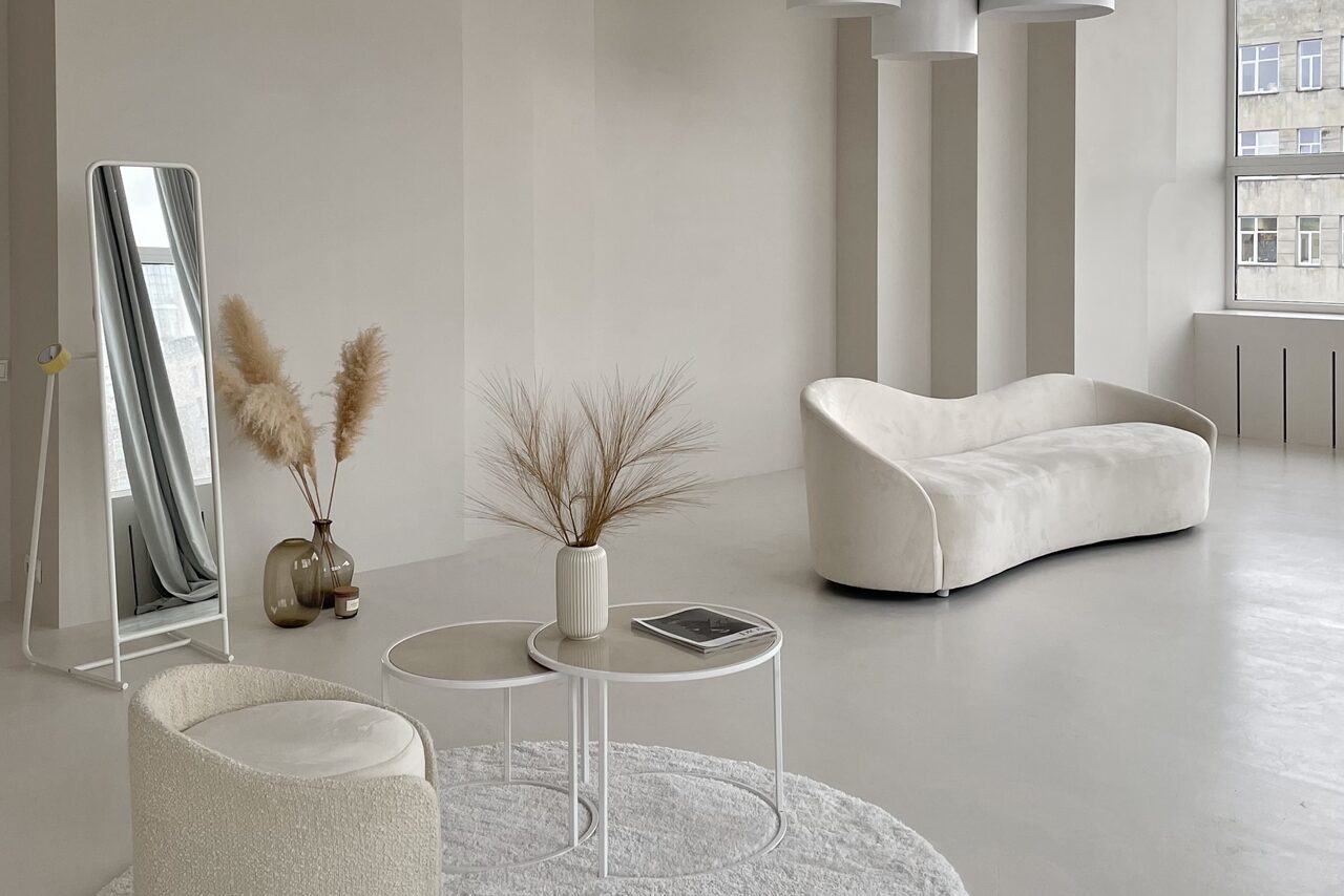 Арендовать Роскошный панорамный лофт . Панорамные окна. Стол со стульями. Кровать. Диван с журнальным столиком