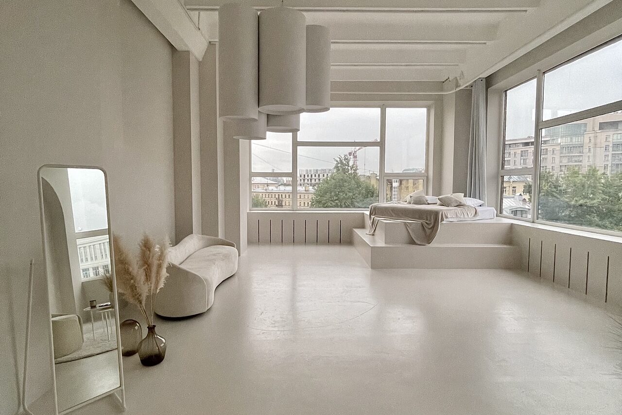 Арендовать Роскошный панорамный лофт . Кровать на подъёме возле больших окон