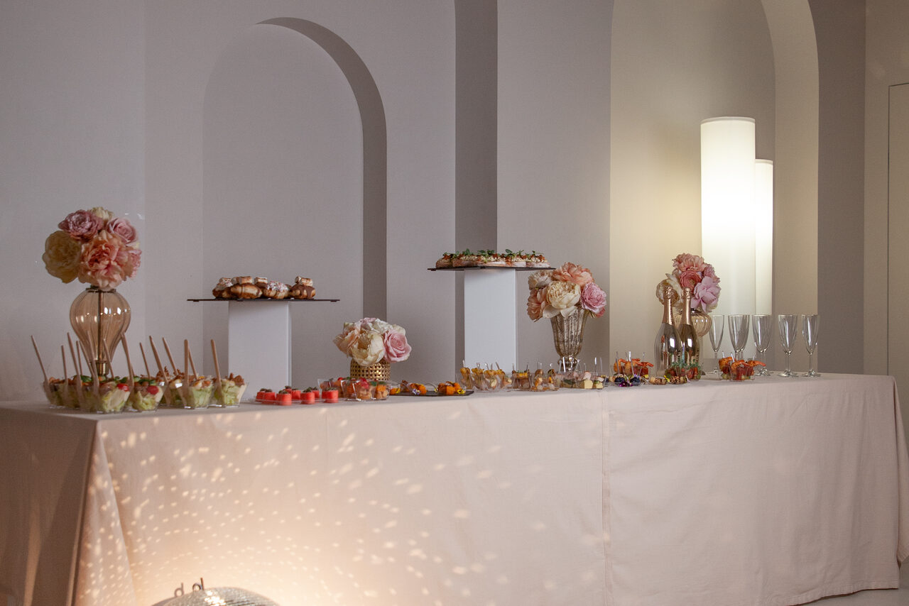 Арендовать Роскошный панорамный лофт . Умывальники с зеркалом