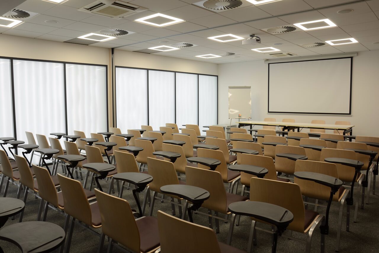 Арендовать Современный конференц-зал Граф Толстой