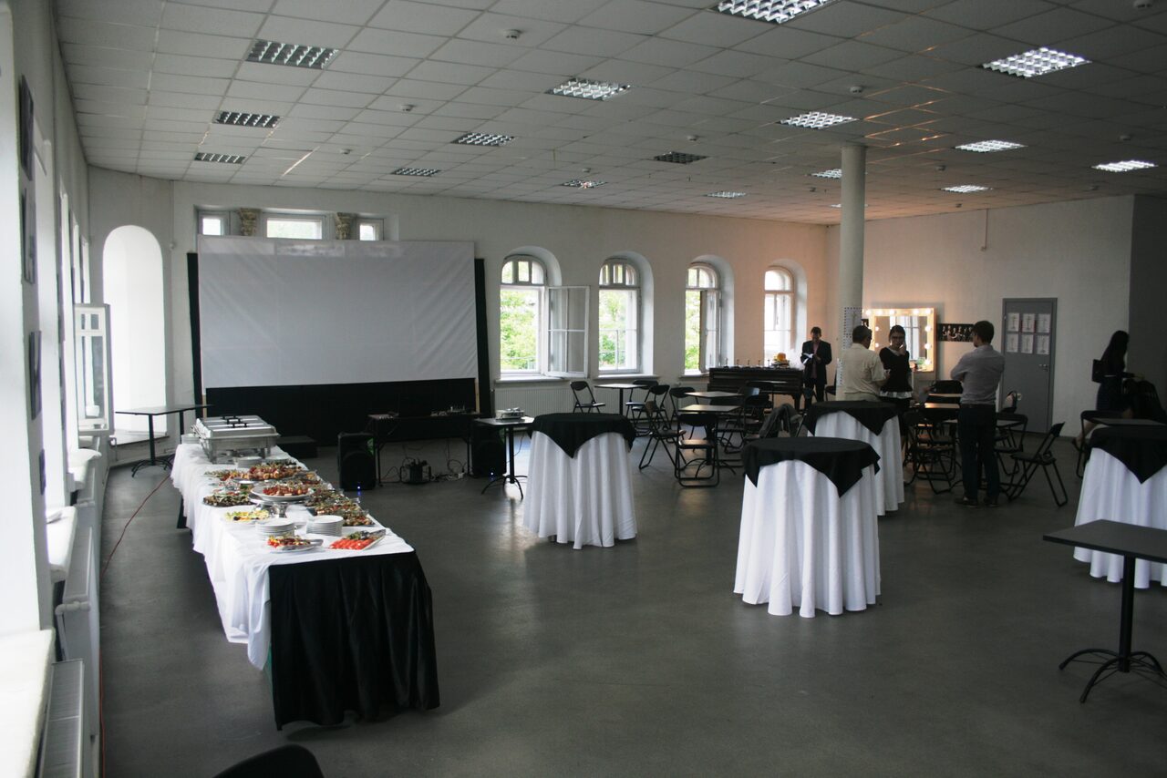 Арендовать Лофт Фарфор. Торжественный лофт с роялем