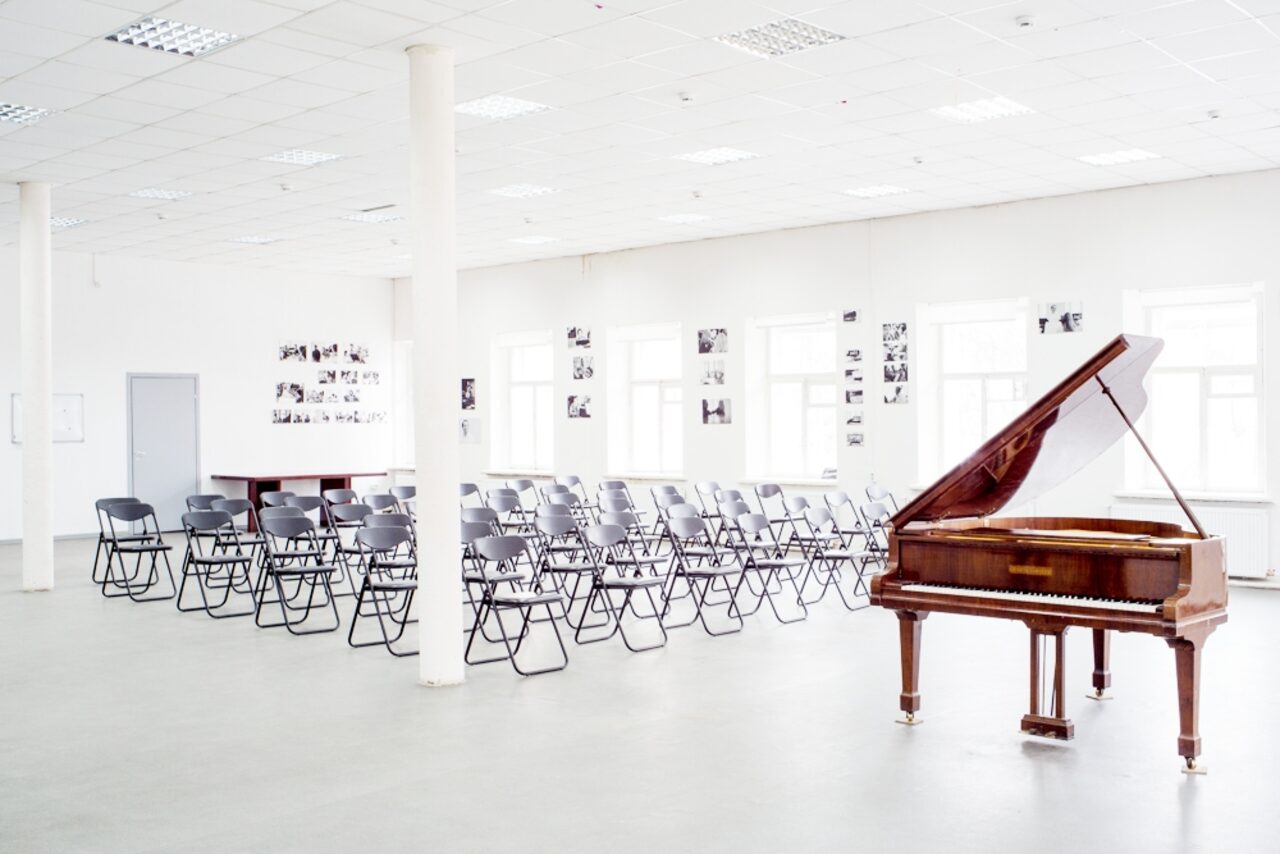 Арендовать Лофт Фарфор. Торжественный лофт с роялем