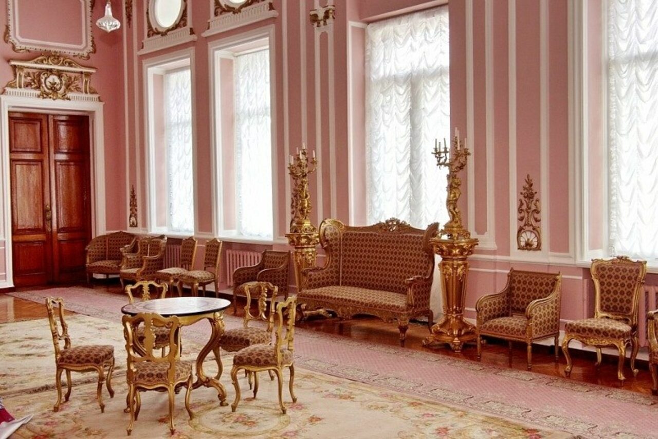 Арендовать Commode. Роскошный зал в стиле барокко