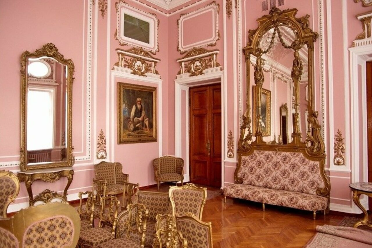 Арендовать Commode. Роскошный зал в стиле барокко