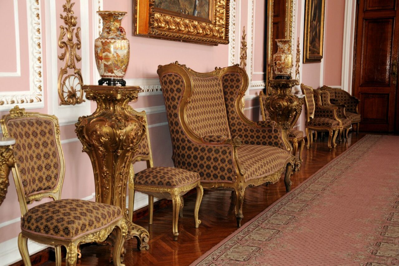 Арендовать Commode. Роскошный зал в стиле барокко