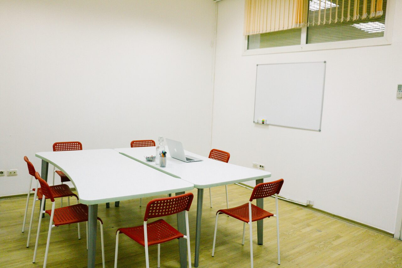 Арендовать Moscow English Club Аудитория с большим окном