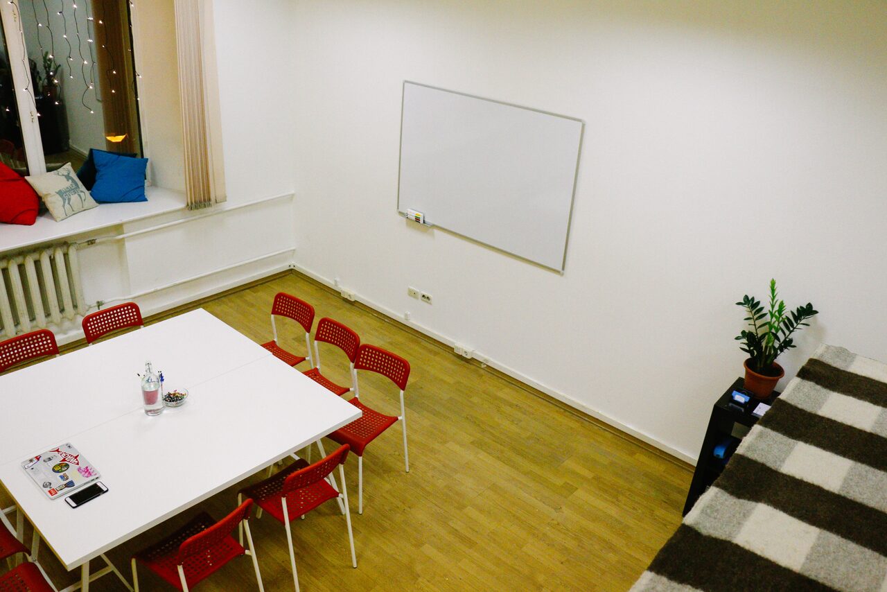 Арендовать Moscow English Club Аудитория с большим окном