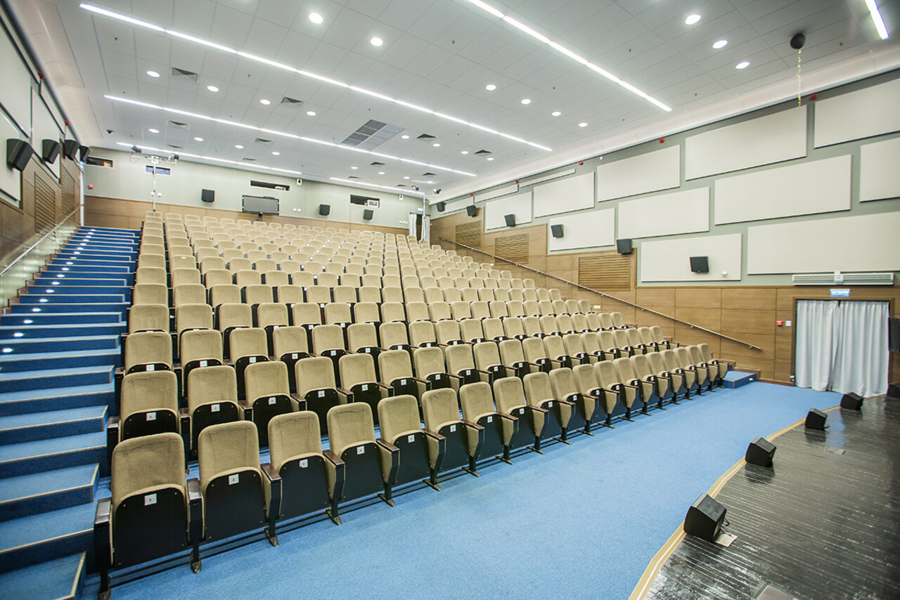 Арендовать Языковая Студия Welcome Зрительный зал со сценой