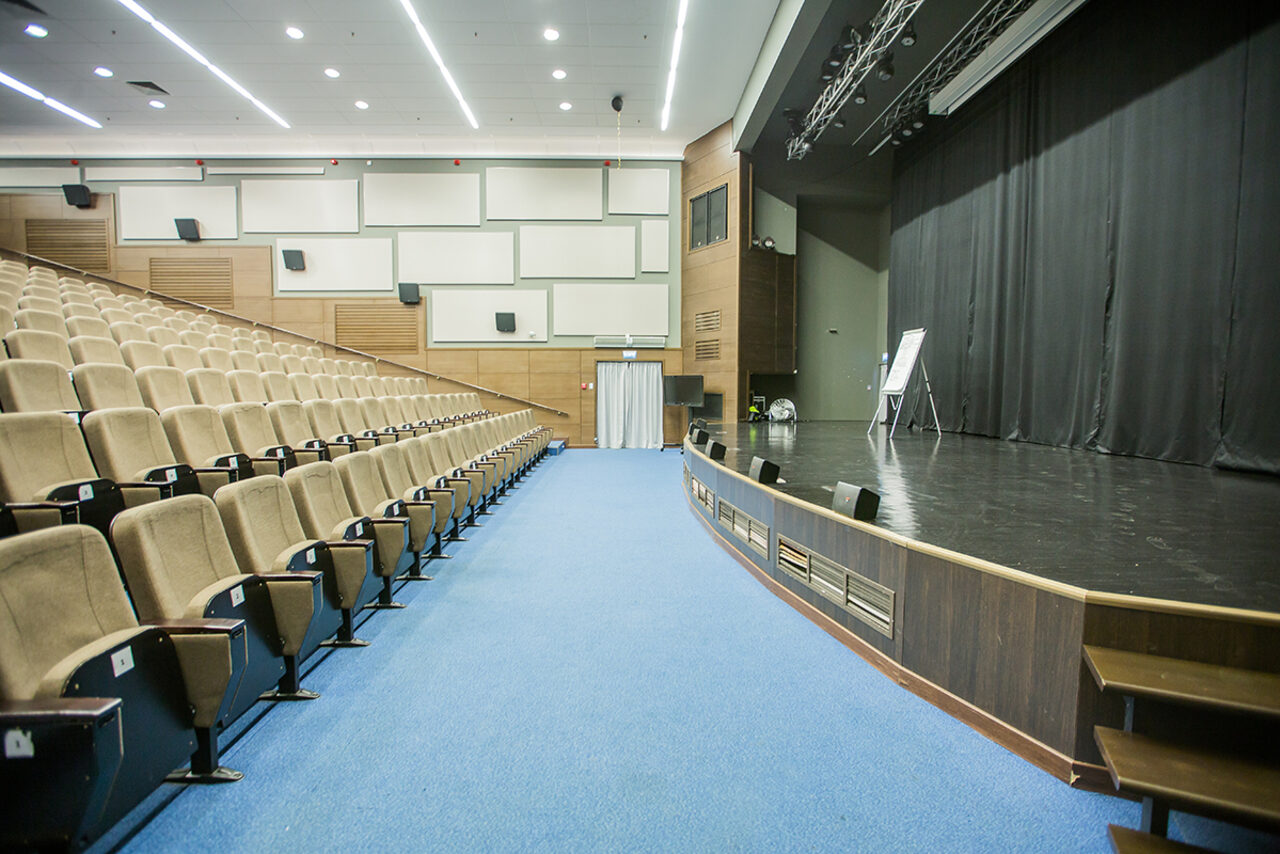 Арендовать Языковая Студия Welcome Зрительный зал со сценой