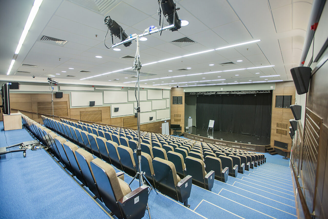 Арендовать Языковая Студия Welcome Зрительный зал со сценой