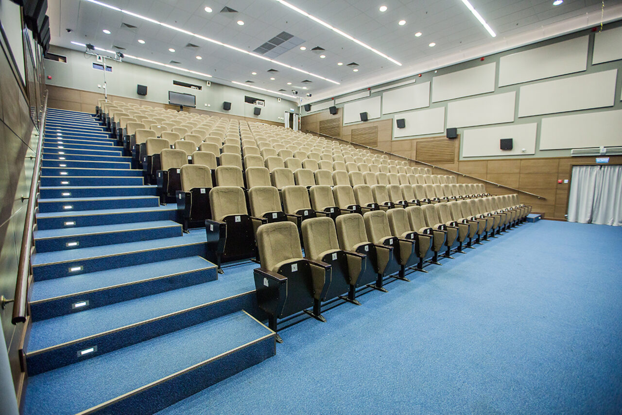 Арендовать Языковая Студия Welcome Зрительный зал со сценой