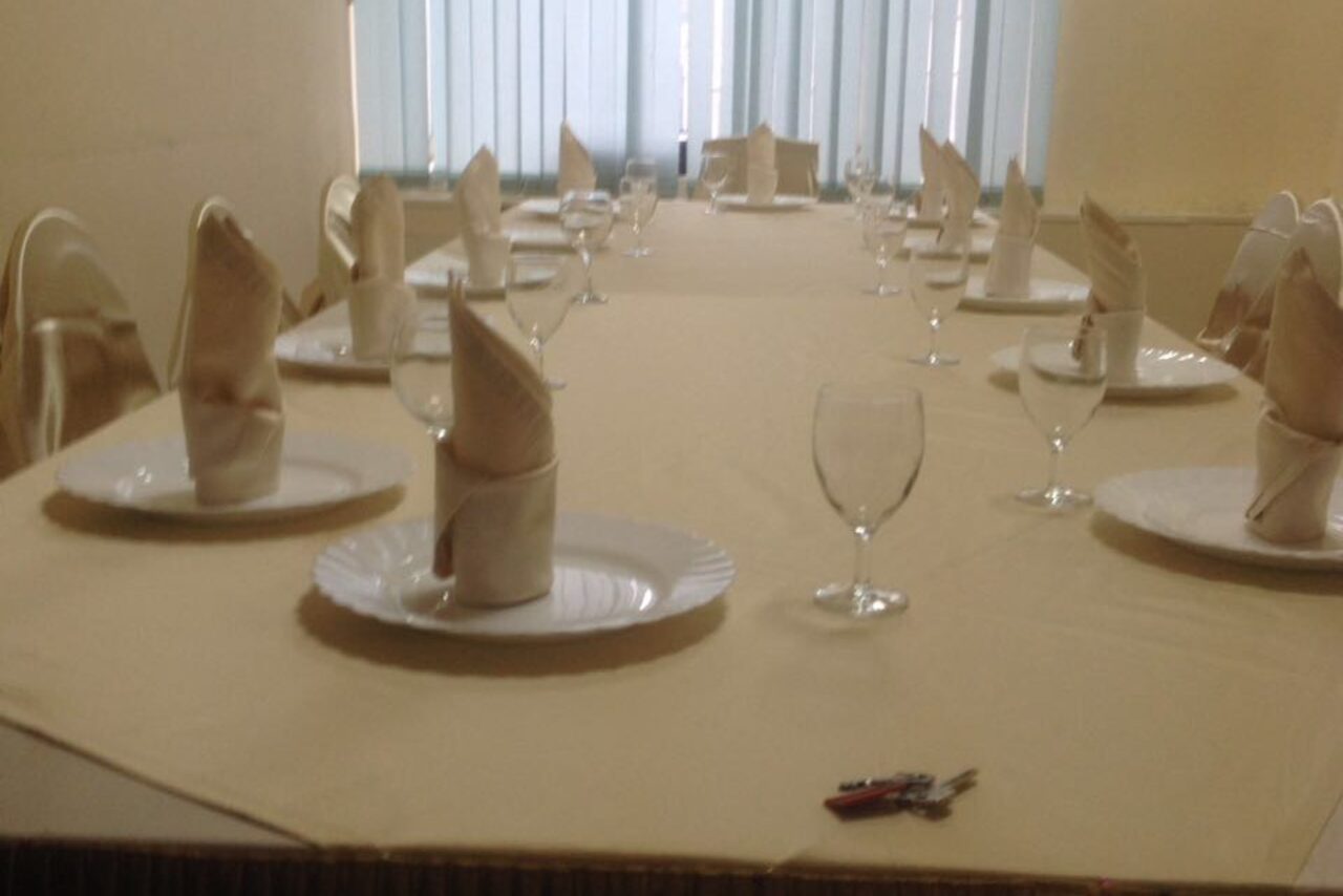 Арендовать Зал с большим столом 