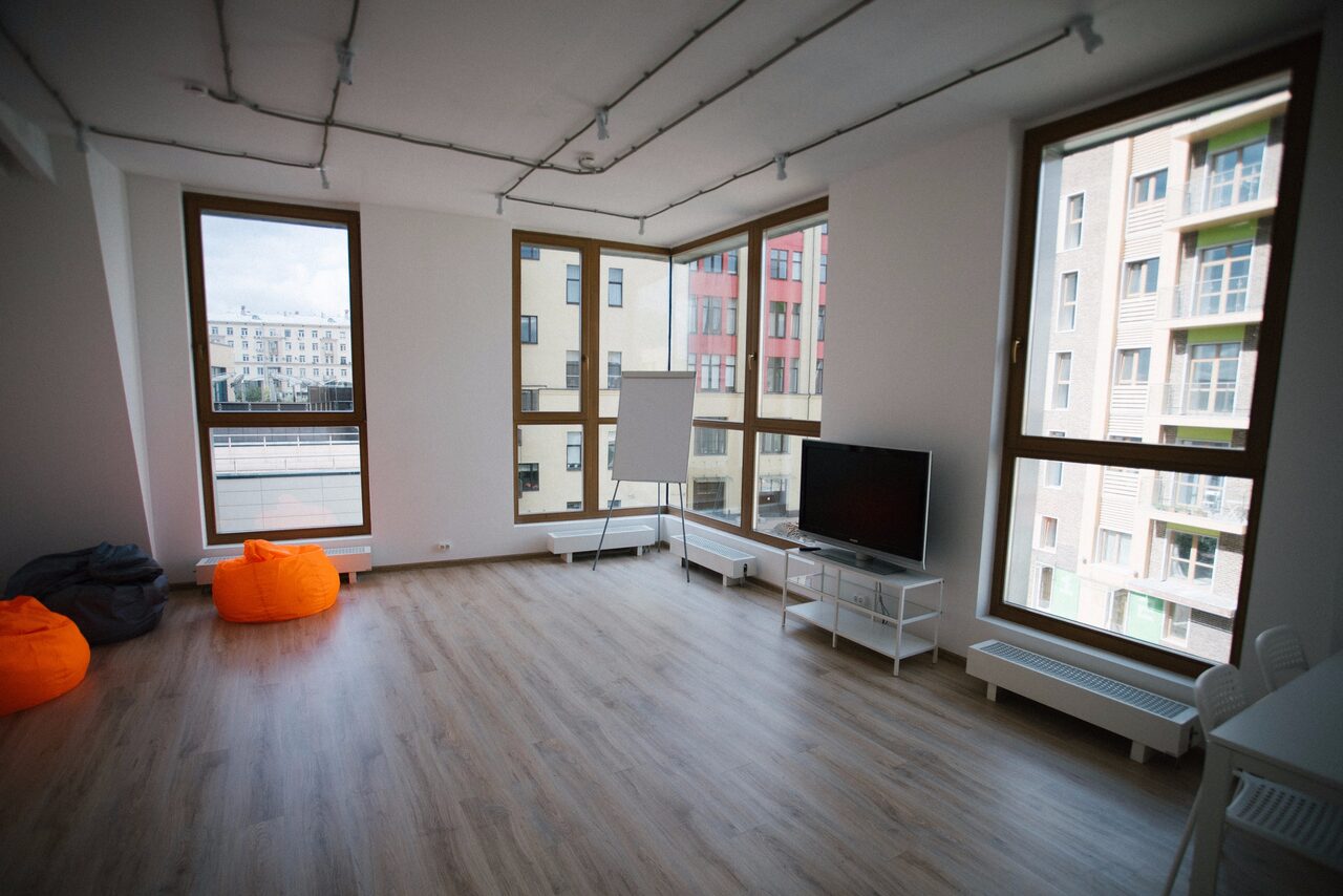 Арендовать Светлый панорамный лофт 