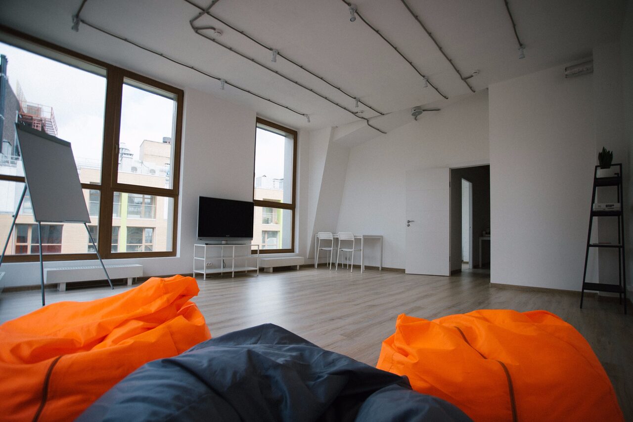 Арендовать Светлый панорамный лофт 