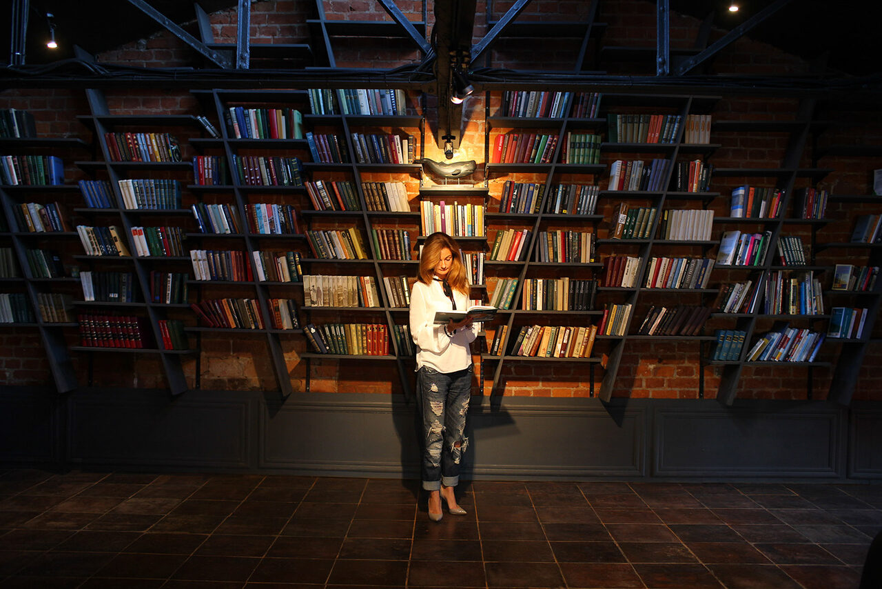 Арендовать Deworkacy Красный Октябрь Лофт-библиотека с камином 