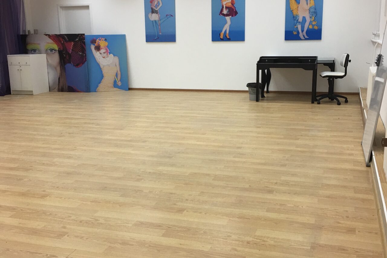 Арендовать Зал со столами и стульями