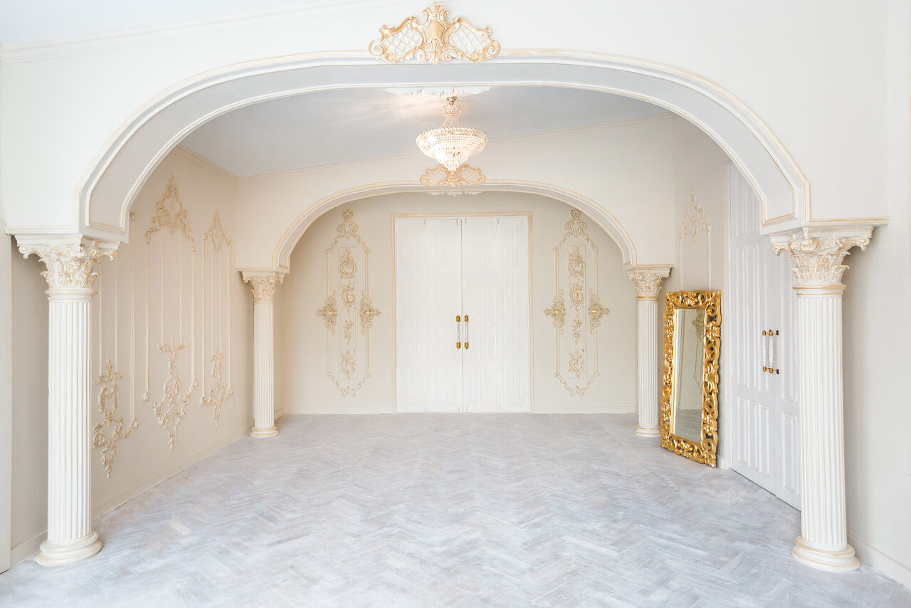 Арендовать The Museum Studio Светлый лофт с витражными окнами 