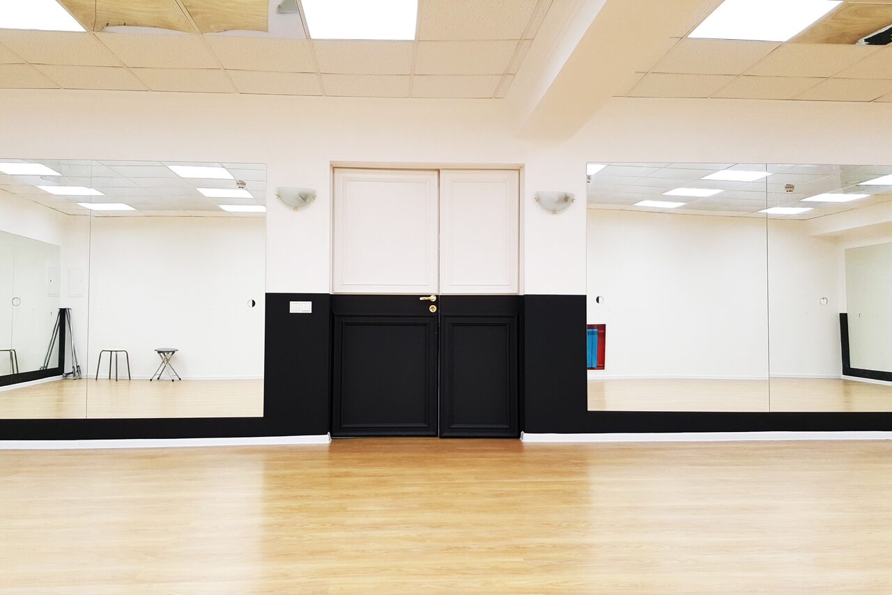 Арендовать ONLY studio Зал с зеркальными стенами